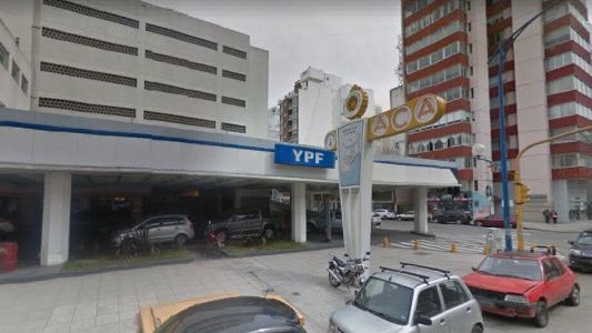 Un joven denunció que una travesti lo amenazó con un arma y lo violó en el baño de una estación de servicio