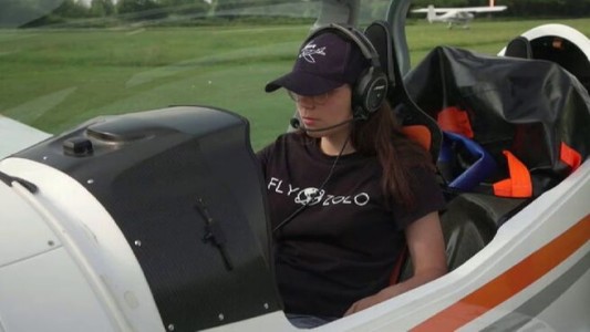 Una piloto de 19 años inició una vuelta al mundo sola y busca marcar un hito
