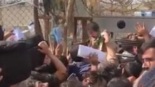 Las desgarradoras imágenes de afganos que entregan a sus hijos para que los saquen del país: "Salven a mi bebé"