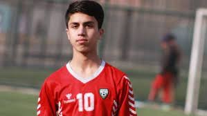 Un futbolista de la selección juvenil de Afganistán murió al intentar huir de los talibanes colgado de un avión
