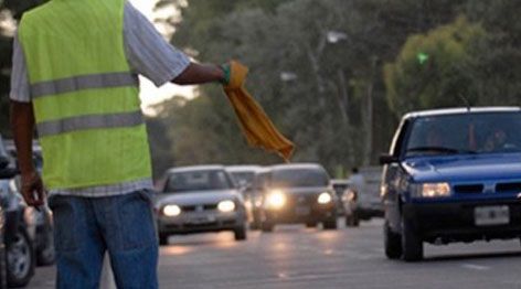 Le dejó las llaves del auto a un "trapito" y se lo robó