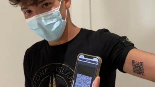 Un joven italiano se tatúa su pasaporte sanitario en el brazo