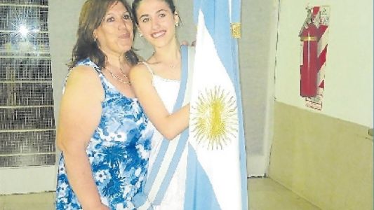 La historia de Agustina: hubo días en los que no tenía ni para comer, pero termina la escuela como abanderada