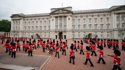 Video: primer cambio de guardia en Buckingham desde el inicio de la pandemia