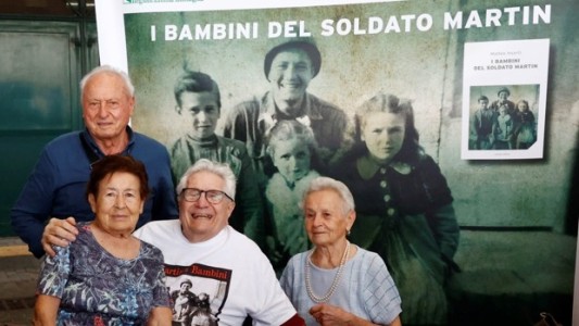 El ex soldado que se reencontró con tres hermanitos que salvó de los nazis hace 76 años