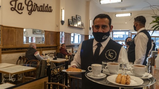 Vuelve al centro porteño La Giralda, el emblema del chocolate con churros