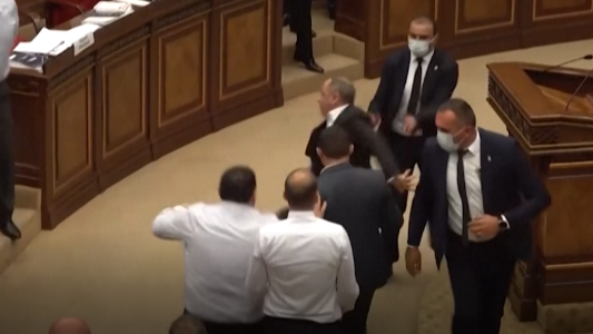 Botellazos y patadas: violenta pelea en el Parlamento de Armenia