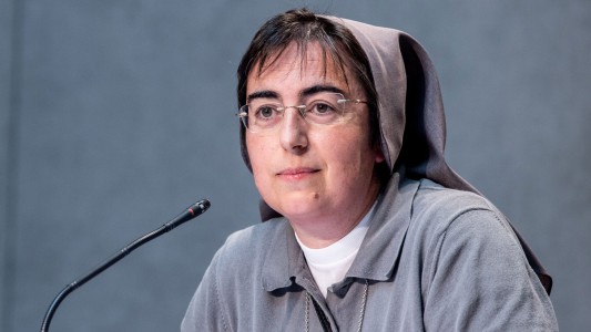 Francisco designó a una economista italiana como "número dos" de su ministerio social