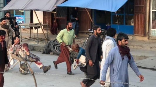 Primeras imágenes: se produjo una explosión fuera del aeropuerto de Kabul