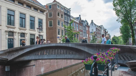 Quedó inaugurado el primer puente de acero en el mundo hecho con una impresora 3D