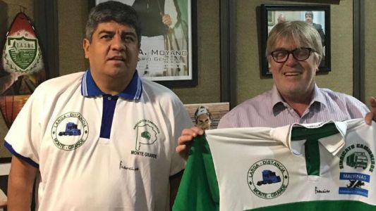 El Papa le envió dos camisetas bendecidas a Pablo Moyano