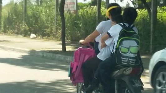 Imprudencia en moto: iba con auriculares, sin casco y llevaba tres chicos
