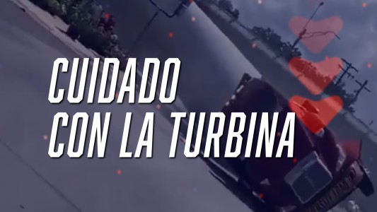Un tren se llevó por delante el aspa de una turbina eólica