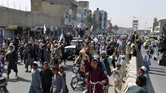 Video: desfile triunfal de los talibanes en Kabul tras el retiro total de Estados Unidos
