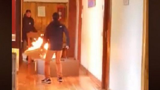 Video: lo despidieron y quiso prender fuego la municipalidad de Bariloche
