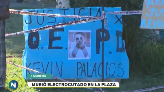 Un adolescente murió electrocutado por tocar un poste de luz en una plaza de Moreno