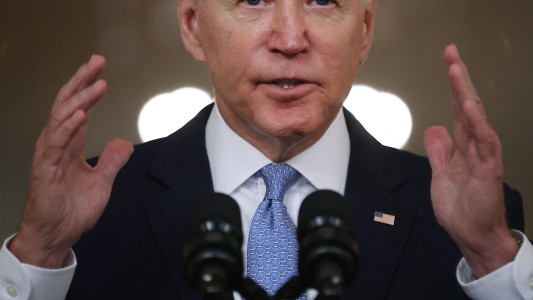 Biden sobre Afganistán: "Teníamos dos opciones: quedarnos o escalar"