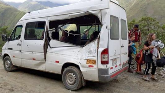 Perú: una turista argentina murió cuando la camioneta en la que viajaba fue impactada por una roca