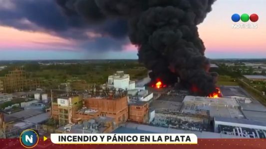 Se incendia una fábrica de fibras sintéticas en La Plata