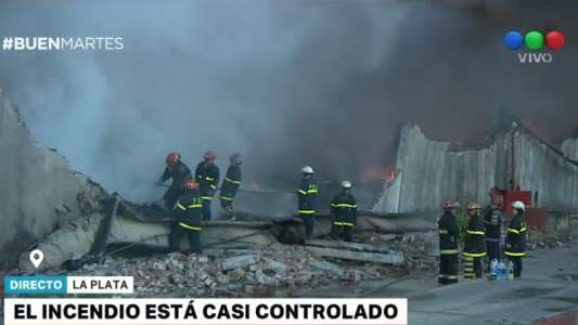 Incendio en La Plata: 25 dotaciones de bomberos trabajan hace 15 horas para controlar el fuego
