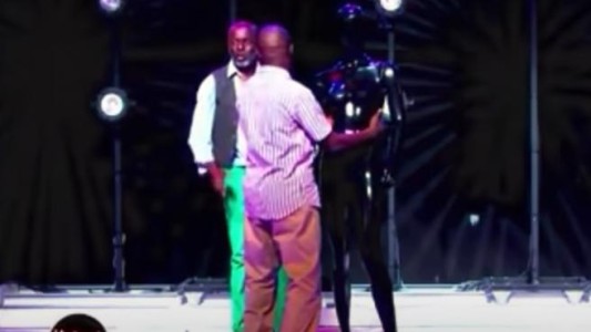 Indignación por presentador de TV que llevó a un violador para que simulara un ataque sexual con un maniquí