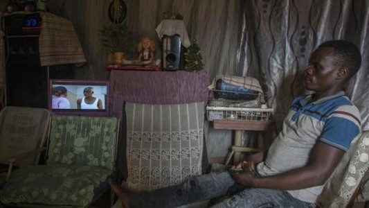 Héroe sin capa: el hombre que le dio luz a su pueblo sólo con una bicicleta y una heladera