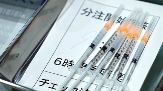 Moderna afirmó que las vacaunas anticovid con "partículas de acero" detectadas en Japón no son riesgosas