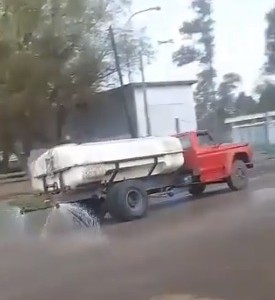 "Munipas nivel Dios": a pesar del temporal, el camión regador salió a esparcir agua por las calles de Coronel Suárez