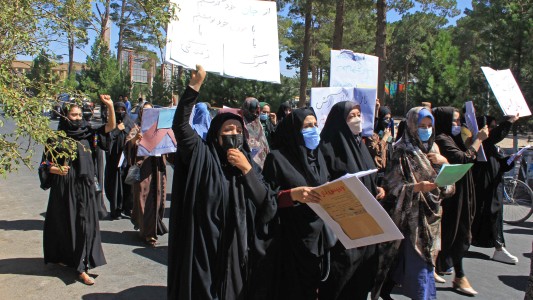 Mujeres afganas se manifiestan en Herat por sus derechos: "No tenemos miedo"