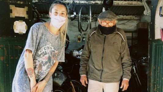 La joven que ayudó a un abuelo a dejar de ir a trabajar en bicicleta