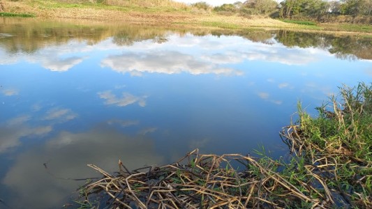Encontraron el cuerpo de un niño que cayó en un río de Santa Fe y buscan a su hermano