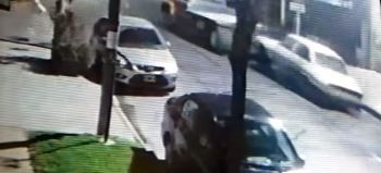 Video: Roban autos con una grúa