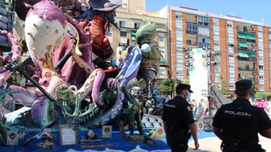 Un hombre abandonó a su hija de 2 años en la ruta para irse a una fiesta en un pueblo de España