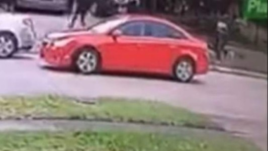 Lo balearon en la cabeza y logró manejar hasta el hospital