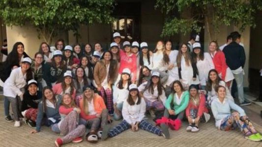 Le hicieron bullying por sus pantalones y así la defendieron sus compañeros del colegio