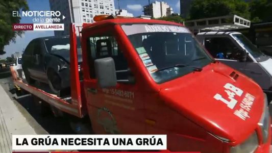 Una grúa varada en el medio de la 9 de Julio