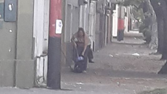 Rosario: un vecino sorprendió a la intendenta barriendo la vereda de su casa