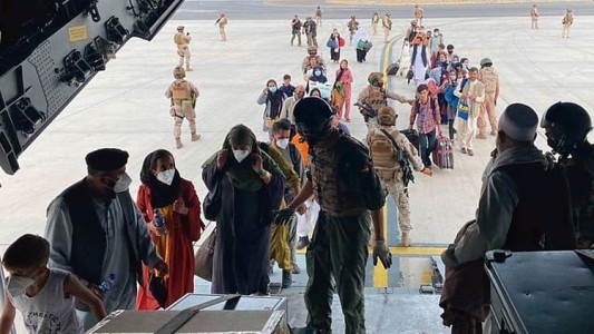 Uruguay recibió un pedido para acoger como refugiadas a 15 familias afganas