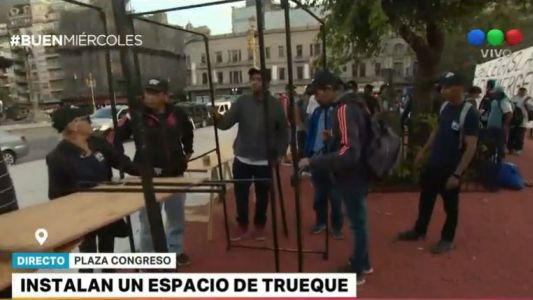 Instalan un espacio de trueque frente al Congreso