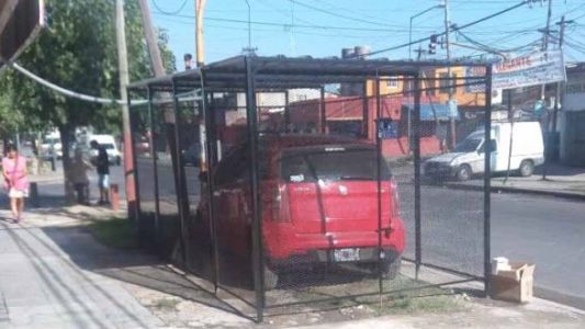 La insólita historia de la vecina que se hizo un garage para el auto en la vereda