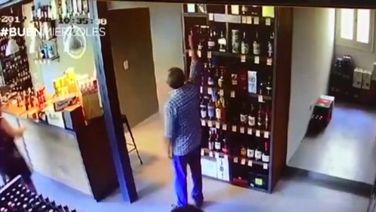 Video: se robó un whisky de 10 mil pesos