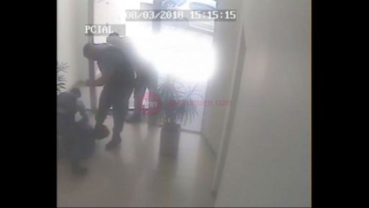 Video documento: brutal golpiza de la policía a un chico que entró a robar en un edificio en Neuquén