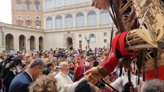 El Vaticano bendijo a la marioneta gigante "Pequeña Amal", símbolo de los niños migrantes
