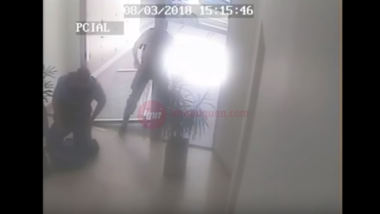 Video: brutal golpiza de la Policía a un joven que fue detenido tras un robo
