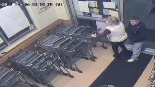 Video: el momento en que un hombre le clava una jeringa con su semen a una mujer