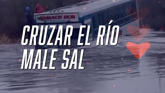 Un chofer de colectivo quiso cruzar un badén y terminó atrapado