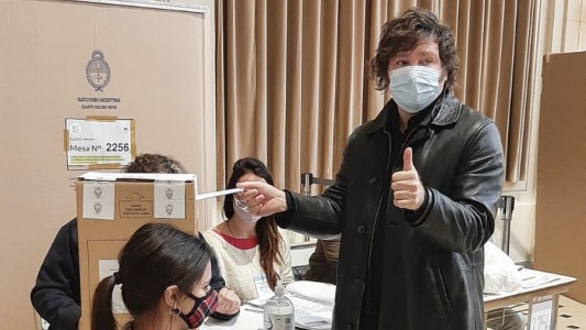 Milei votó y disparó contra "los políticos mentirosos que nos están arruinando la vida"