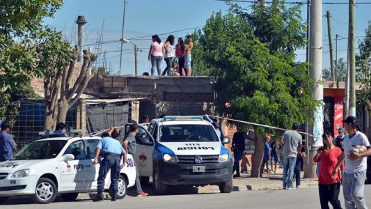 Encontraron a un hombre muerto en el patio de la casa, comido por sus propios perros