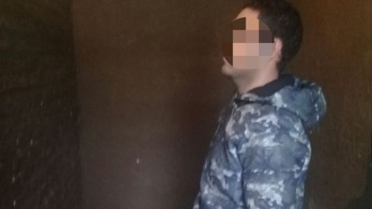 Detuvieron a un hombre que bañó en combustible a su pareja y estaba a punto de prenderla fuego