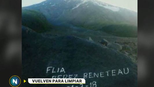 Escribieron su nombre en el volcán Lanín, los escracharon en las redes y se ofrecieron a limpiarlo